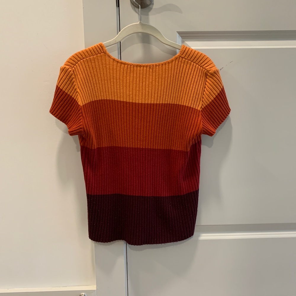 Women’s XS shorts sleeve v neck sweater, multicolored, in great condition! - Picture 3 of 3